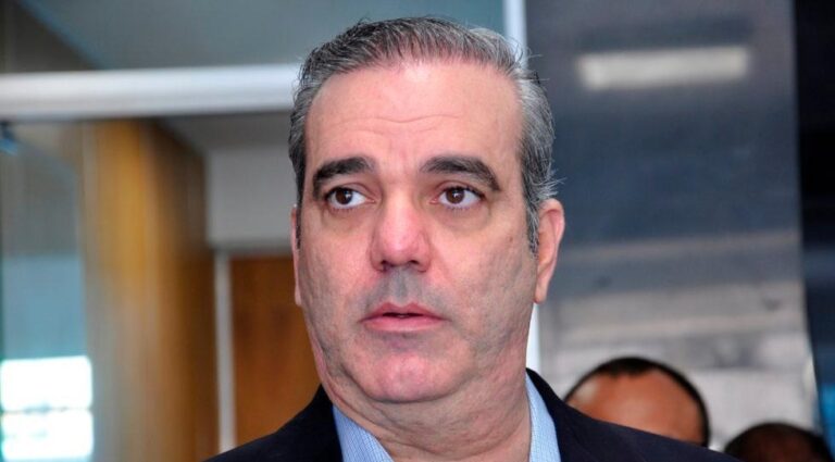 Luis-Abinader-pensativo