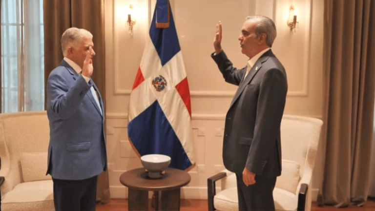 El presidente Luis Abinader juramenta a los nuevos ministros de Obras Públicas y Comunicaciones, y de Educación - Imagen