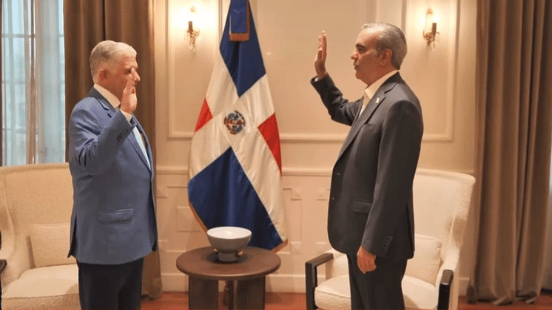 El presidente Luis Abinader juramenta a los nuevos ministros de Obras Públicas y Comunicaciones, y de Educación - Imagen
