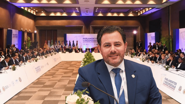 Senador Aneudy Ortiz participa en diálogo “Parlamentos y Prosperidad 2025” en Santo Domingo - Imagen