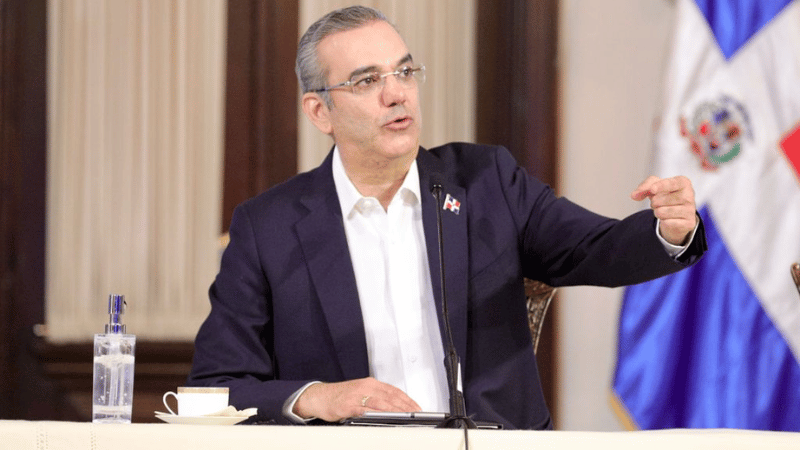 Presidente Abinader atribuye aumento del dólar a fluctuaciones internacionales y asegura estabilidad económica - Imagen