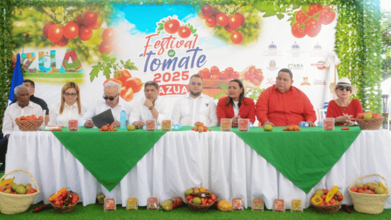 En Festival del Tomate: Reconocen a Hecmilio Galván por sus aportes a la agricultura en Azua - Imagen