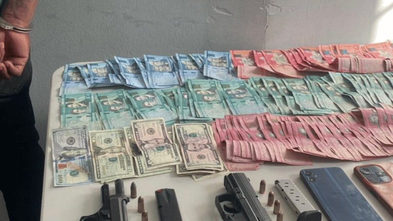 Policía Nacional captura en Baní hombre con armas ilegales y dinero en efectivo durante allanamiento - Imagen