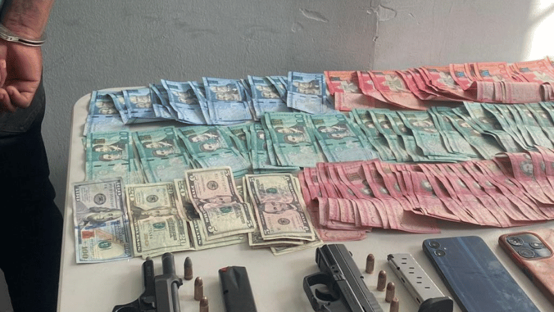 Policía Nacional captura en Baní hombre con armas ilegales y dinero en efectivo durante allanamiento - Imagen
