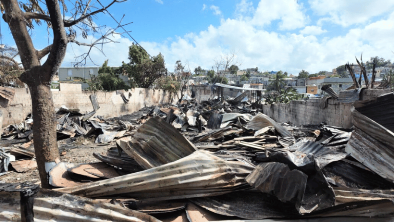 Incendio de gran magnitud consume ocho talleres de ebanistería en Canta La Rana - Imagen