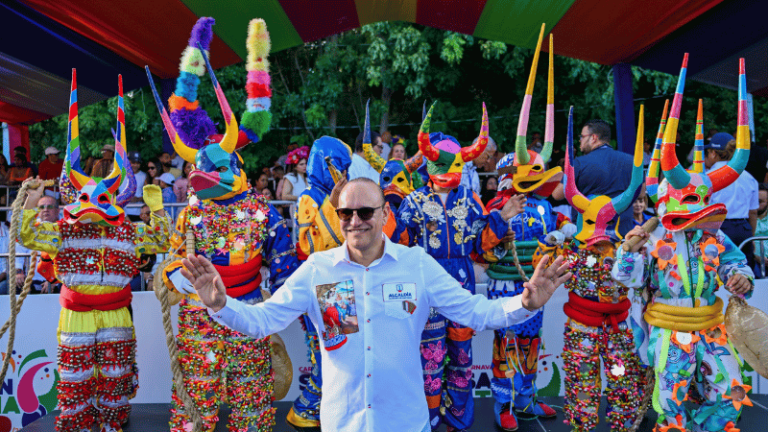 Santiago se llena de color y alegría en el tercer domingo de su tradicional carnaval - Imagen