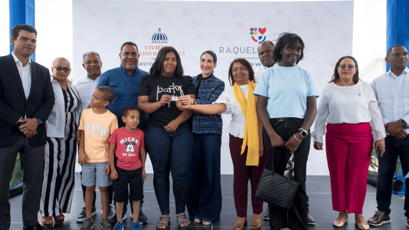 Primera Dama Raquel Arbaje y el MIVED entregan nuevas viviendas en Las Matas de Farfán, San Juan - Imagen