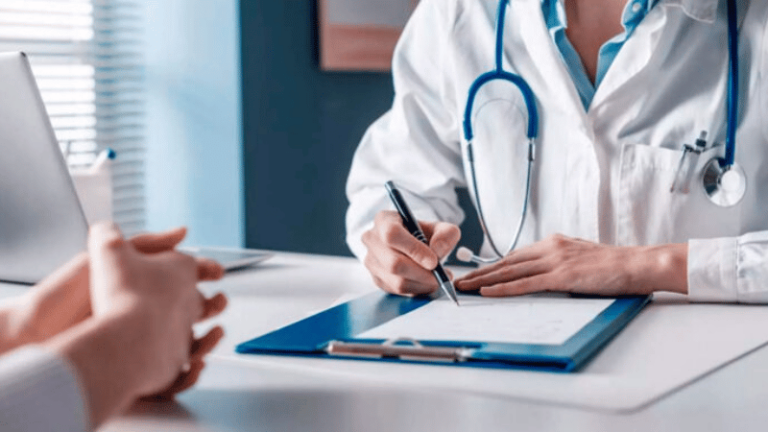 Aumento salarial para médicos ya es un hecho; inician a recibir su reajuste - Imagen