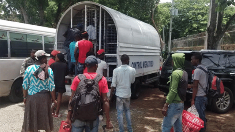 Migración desmantelan centro de acopio de inmigrantes indocumentados en Villa Vásquez - Imagen