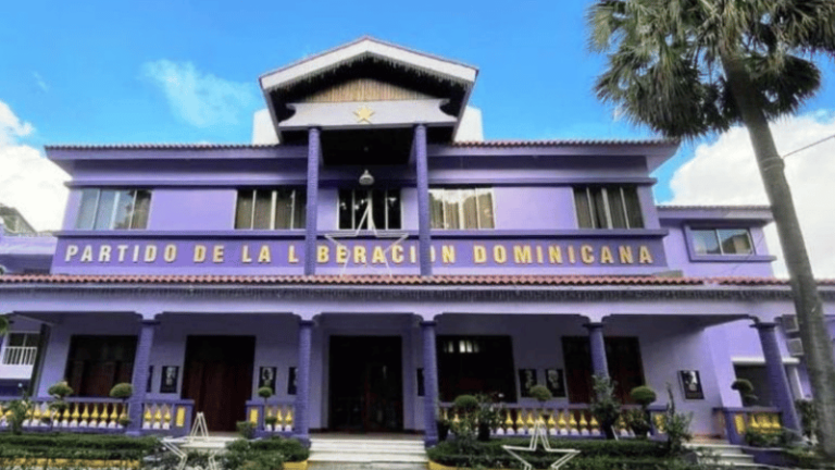 Delegado del PLD Causa Controversia al Mostrar Señal Indecorosa y Acusar a la JCE de Favorecer a Carolina Mejía y David Collado - Imagen
