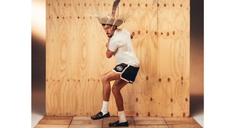 "El Poder de la Música: Bad Bunny y su Impacto Cultural" - Imagen