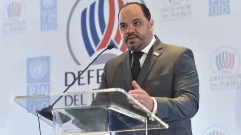 Defensor del Pueblo, Pablo Ulloa, es enviado a juicio de fondo por presunta violación a la Ley de Símbolos Patrios - Imagen