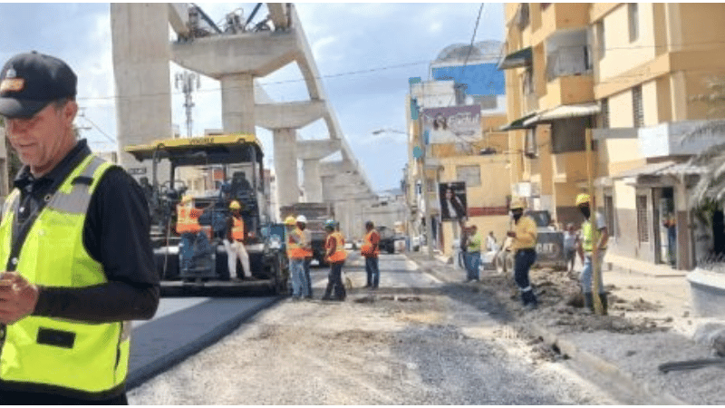 Ministro de Obras Públicas supervisa asfaltado en avenidas afectadas por construcción del monorriel en Santiago - Imagen