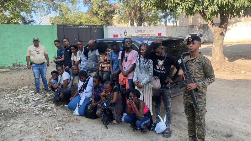 Detienen a dominicano por transportar 19 haitianos en estado migratorio irregular - Imagen