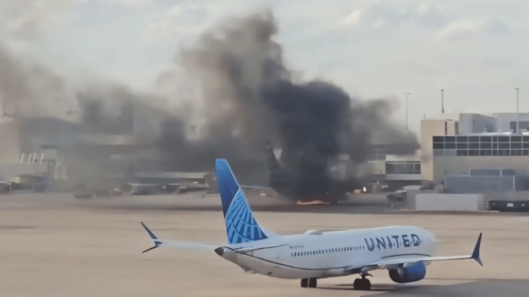 Incidente en Aeropuerto de Denver: Doce personas trasladadas a hospitales tras incendio en avión de American Airlines - Imagen