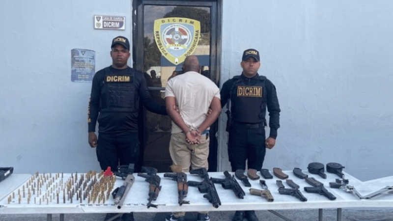 Duro golpe al crimen en Baní: Policía incauta arsenal y motocicletas en allanamiento - Imagen