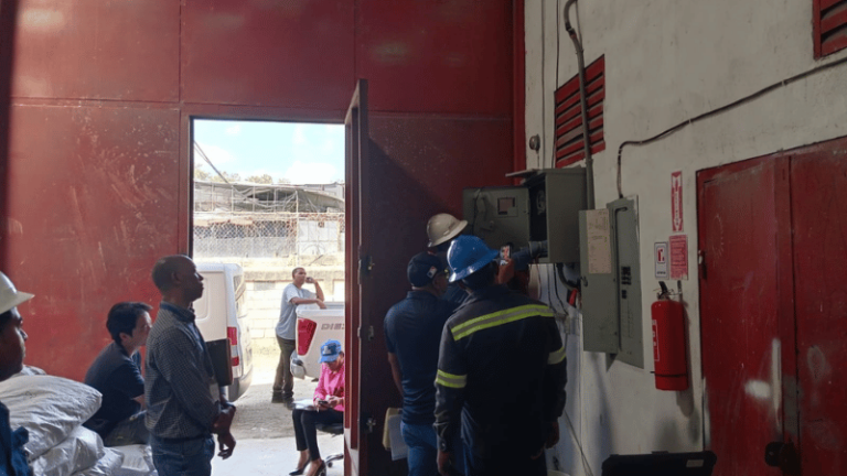 ¡Fábrica China se roba la luz! PGASE y EDEESTE intervienen el lugar en Santo Domingo Norte - Imagen