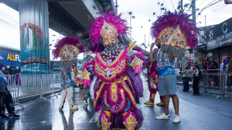 Lluvia bendice desfile de Carnaval en Santo Domingo Norte 2025 - Imagen