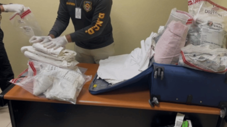 Capturan a ciudadano español con 55 prendas de vestir impregnadas de cocaína en el Aeropuerto del Cibao - Imagen