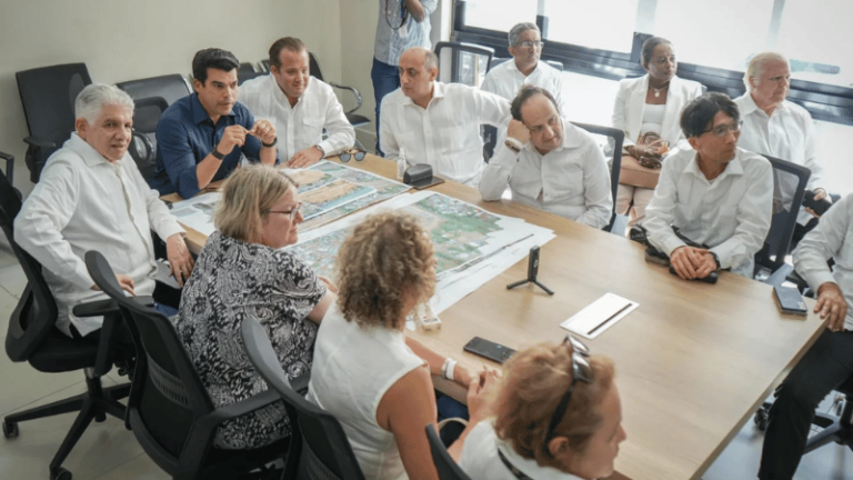 Wellington Arnaud presenta a embajadores y ministros el proyecto de saneamiento del Arroyo Gurabo en Santiago - Imagen