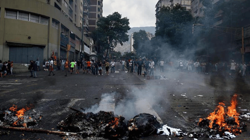 Caos y violencia en Puerto Príncipe tras incendios provocados por "Viv Ansanm" - Imagen