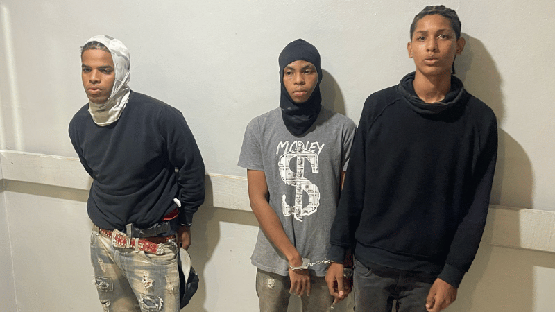 Policía captura a tres hombres activamente buscados por robo e intento de asalto en Villa Mella, SDN - Imagen