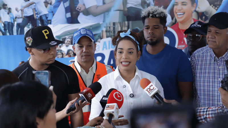 La Alcaldía en el Barrio llega hasta Ponce de Guaricanos y entrega becas educativas a través del ITLA - Imagen