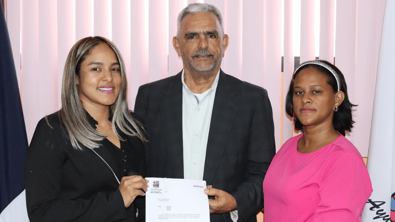 Autoridades municipales entregan resolución sobre regulación del Mototaxi al INTRANT - Imagen