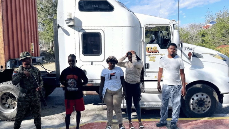 Ejército de República Dominicana encuentra migrantes ocultos en camión en Elías Piña - Imagen