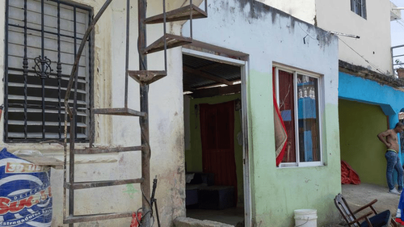 Mujer pierde la vida al intentar proteger a su hijo en trágico ataque armado en Villa Mella - Imagen