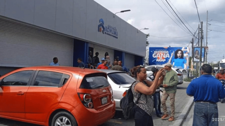 Asaltante roba dinero de la Asociación Romana de Ahorros y Préstamos; lamentan muerte del vigilante - Imagen