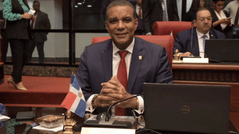 Senador Carlos Gómez destaca por su millonaria fortuna, superando a todos sus compañeros del Senado - Imagen