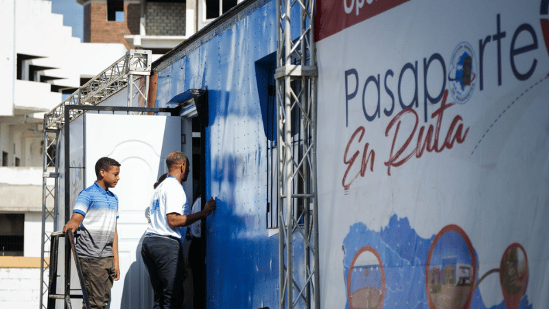 Cientos de personas asisten al primer día del operativo móvil Pasaporte en Ruta en San Juan - Imagen