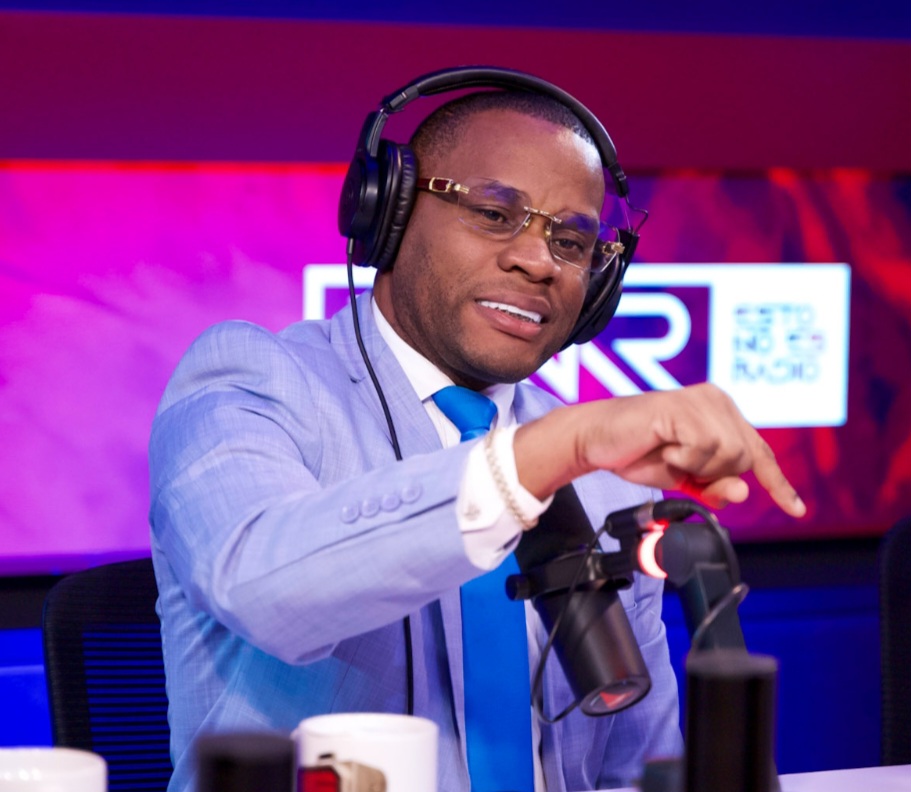 Foto-1.-Yayo-Sanz-Lovaton-durante-el-acto-de-destruccion-de-mercancias-falsificadas-1068x712