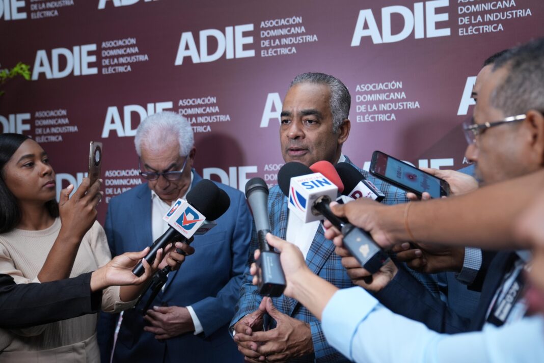 Foto-1.-Yayo-Sanz-Lovaton-durante-el-acto-de-destruccion-de-mercancias-falsificadas-1068x712