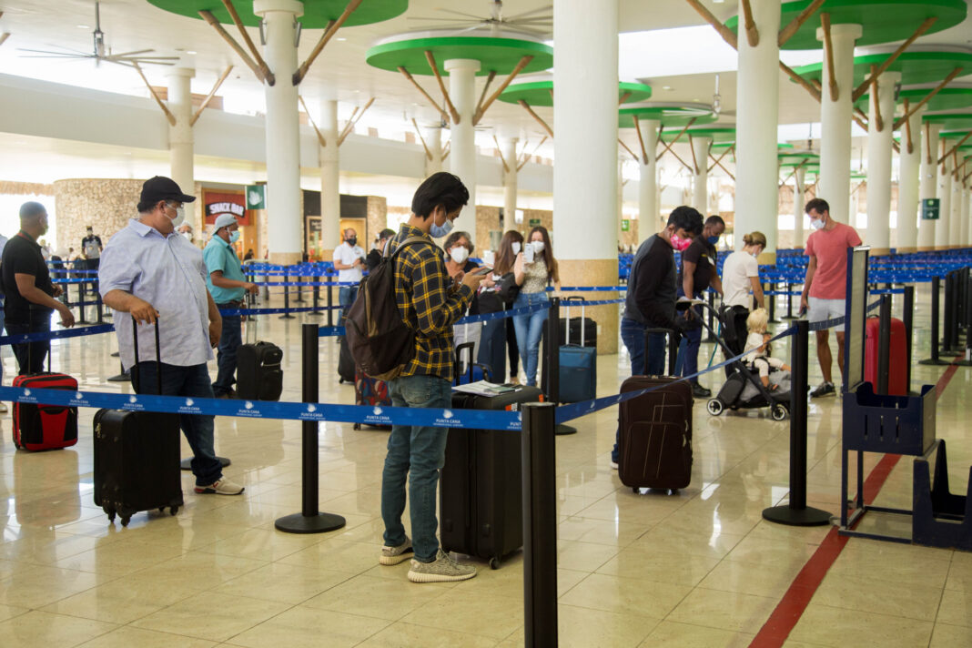 Foto-1.-Yayo-Sanz-Lovaton-durante-el-acto-de-destruccion-de-mercancias-falsificadas-1068x712
