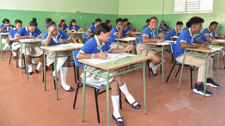 La falta de reformas educativas pone en riesgo el crecimiento económico de RD, según economistas - Imagen
