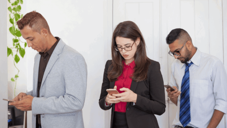 La Inteligencia Artificial potencia falsas ofertas laborales por WhatsApp - Imagen