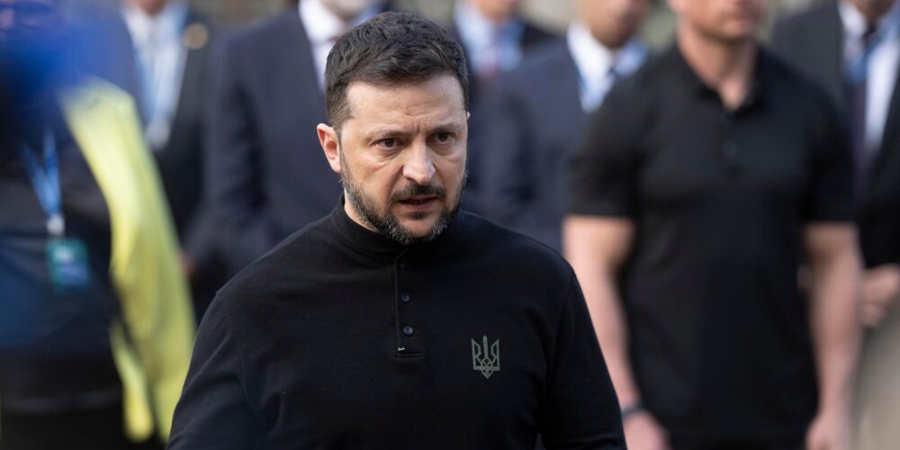 Foto-1.-Yayo-Sanz-Lovaton-durante-el-acto-de-destruccion-de-mercancias-falsificadas-1068x712