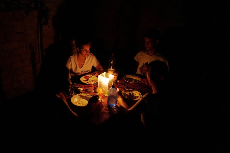 Una familia cena durante apagón tras el huracán Ian en La Habana