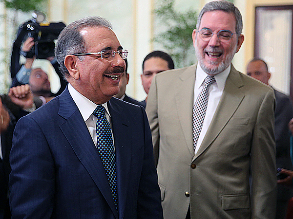 Foto-1.-Yayo-Sanz-Lovaton-durante-el-acto-de-destruccion-de-mercancias-falsificadas-1068x712