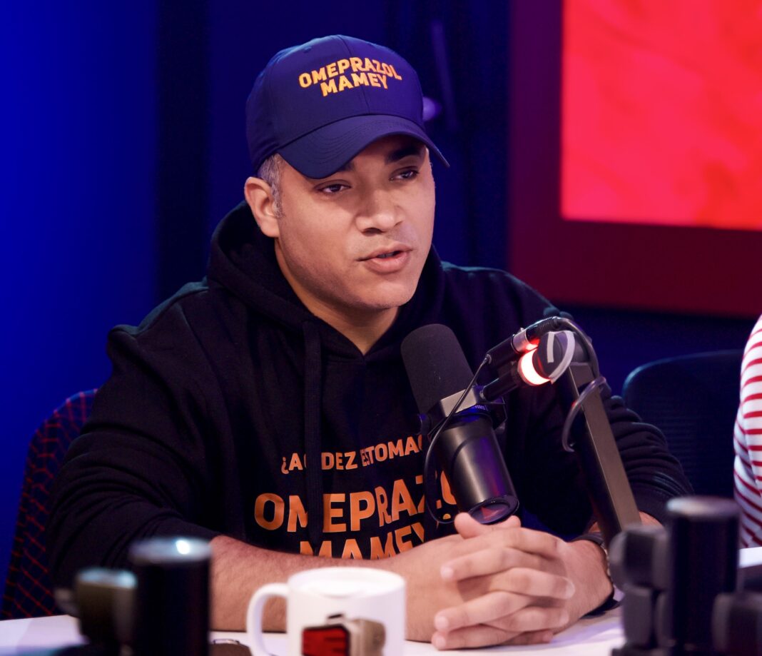 Foto-1.-Yayo-Sanz-Lovaton-durante-el-acto-de-destruccion-de-mercancias-falsificadas-1068x712