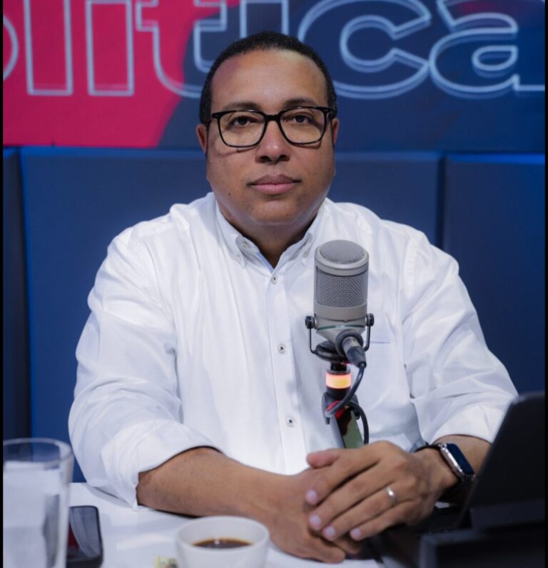 Foto-1.-Yayo-Sanz-Lovaton-durante-el-acto-de-destruccion-de-mercancias-falsificadas-1068x712