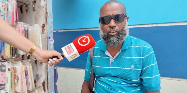 Foto-1.-Yayo-Sanz-Lovaton-durante-el-acto-de-destruccion-de-mercancias-falsificadas-1068x712