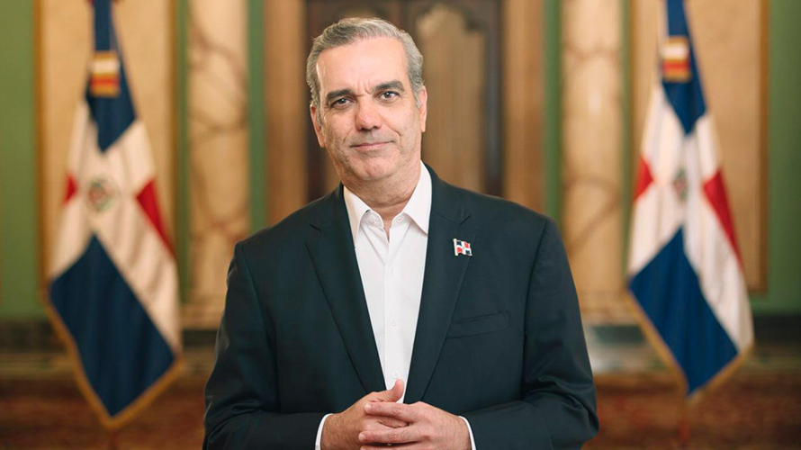 Foto-1.-Yayo-Sanz-Lovaton-durante-el-acto-de-destruccion-de-mercancias-falsificadas-1068x712