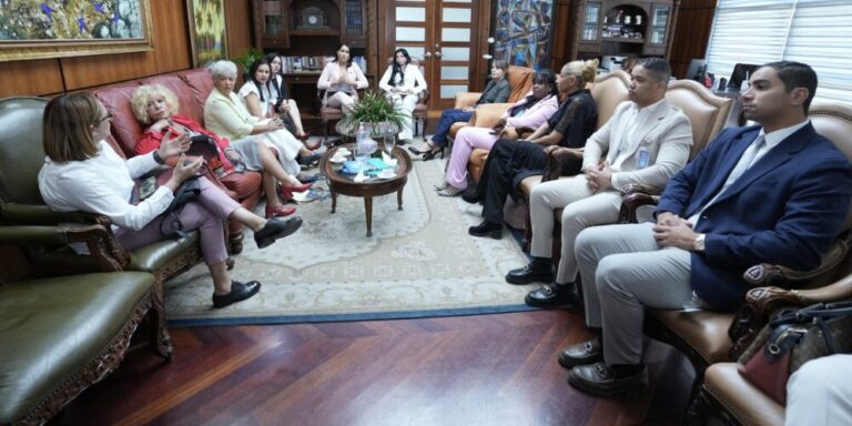 Post-de-Instagram-Feliz-Cumpleanos-Sencillo-Minimalista-Azul-1000-x-500-px-2025-05-16T085944.955