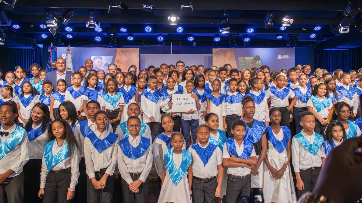 Dío Astacio cumple su palabra: 1,560 niños se gradúan de inglés totalmente gratis a través del Plan PROA - Imagen