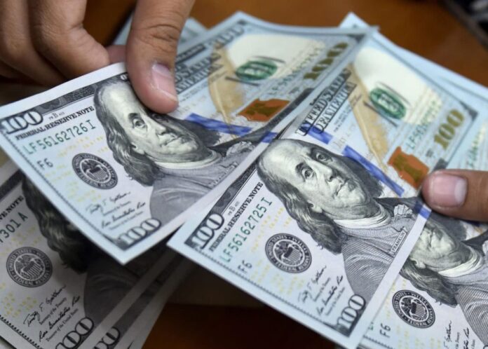 El dólar subió 20 centavos; este lunes era vendido a RD$63