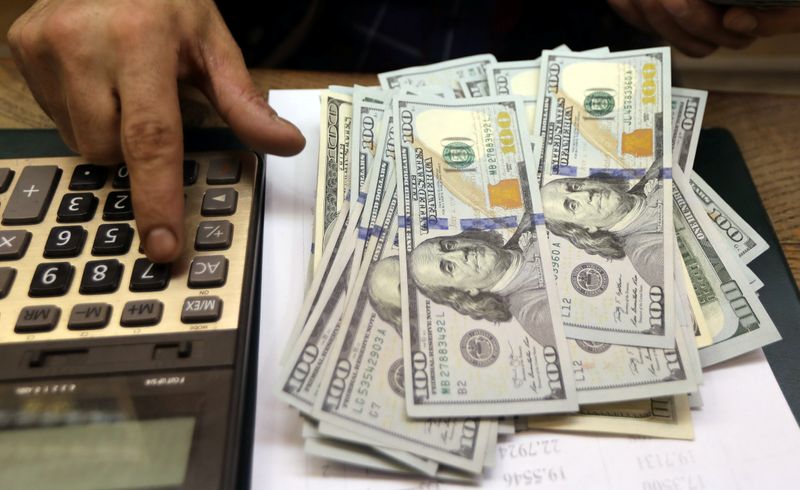 El dólar subió siete centavos; este lunes era vendido a $62