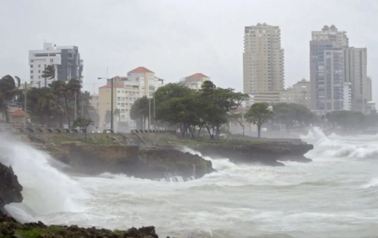 El Indomet anuncia para este viernes lluvias y olas anormales
